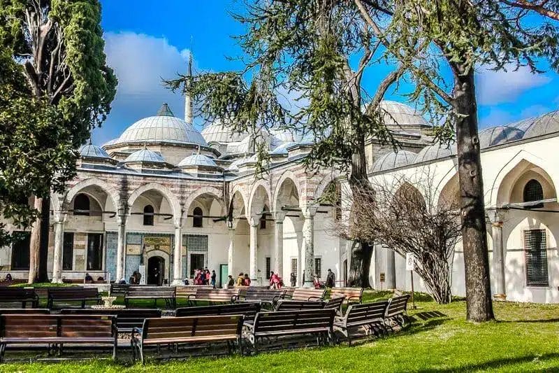 courtyard topkapi palace primary residence ottoman sultans years istanbul turkey topkapi palace 191148617